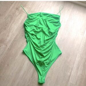 H&M Rich green bodysuit, ruched sides, spaghetti straps 
Size M
NWT